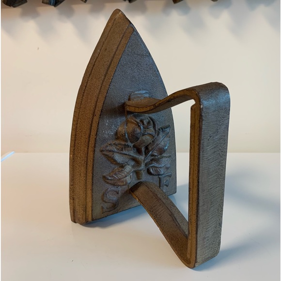 Antique Other - Vintage Cast Iron Iron